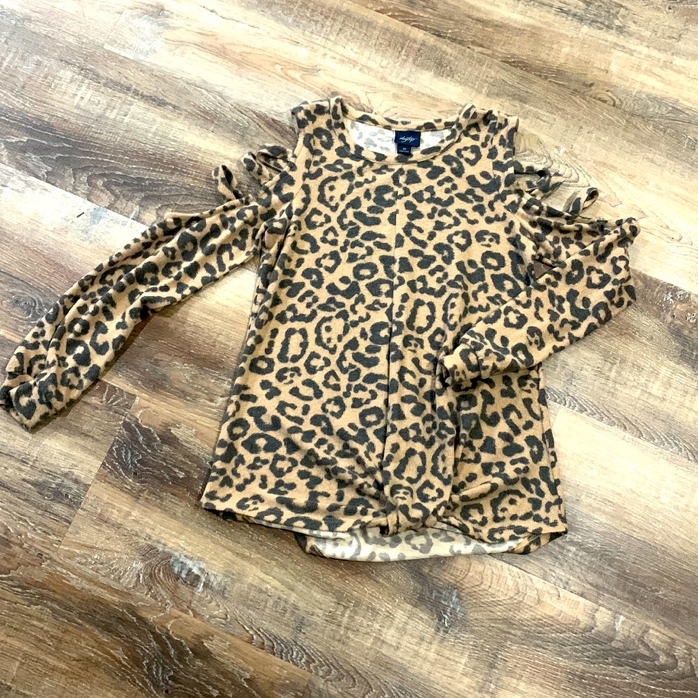 DAYTRIP➡️➡️CHEETAH cut-out SLEEVE top